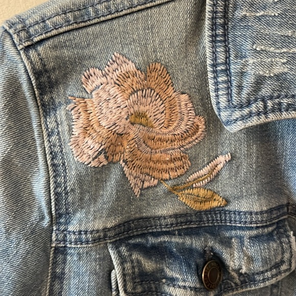 🌸 Embroidered Jean Jacket - Picture 2 of 6
